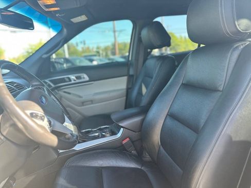 Used 2014 Ford Explorer XLT w/ Equipment Group 201A AWD/4WD image 13