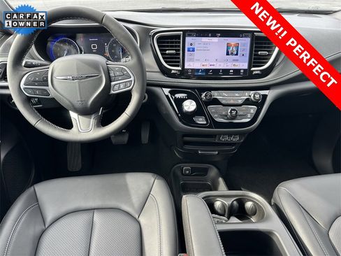 Used 2025 Chrysler Pacifica Select image 4