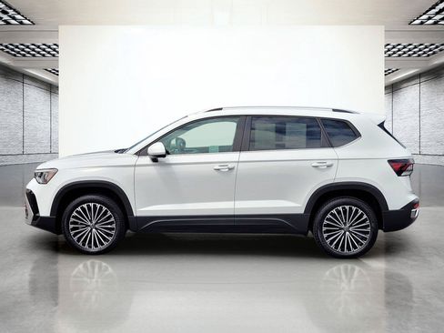 Certified 2025 Volkswagen Taos SE FWD image 10