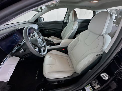 Used 2023 Hyundai Elantra Limited image 13