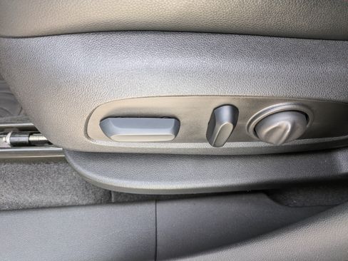Used 2023 Chevrolet Equinox RS FWD image 19