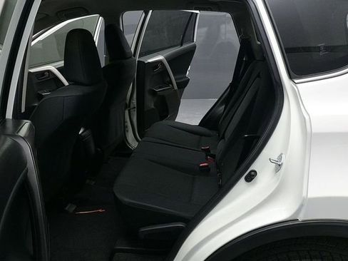 Used 2018 Toyota RAV4 LE image 15