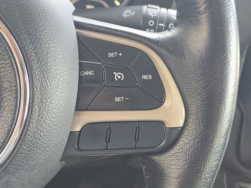 Used 2015 Jeep Renegade Latitude FWD image 25