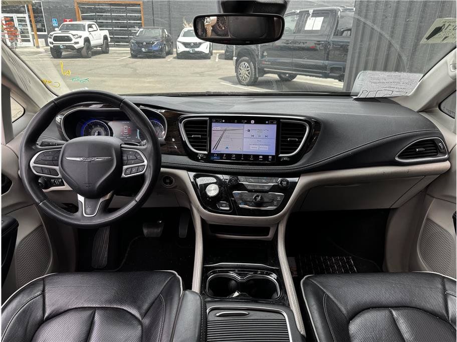 Used 2023 Chrysler Pacifica Limited FWD image 3
