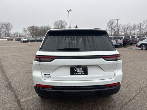 Used 2024 Jeep Grand Cherokee Altitude image 3