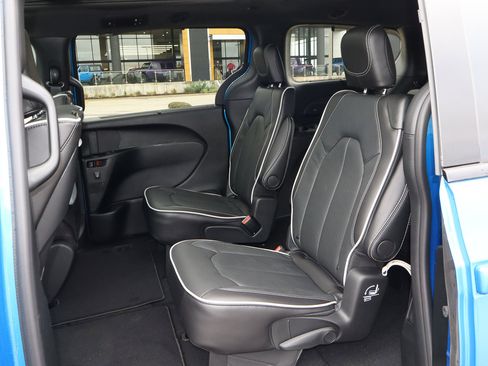 New 2026 Chrysler Pacifica Limited w/ Uconnect Theater Family Group image 15