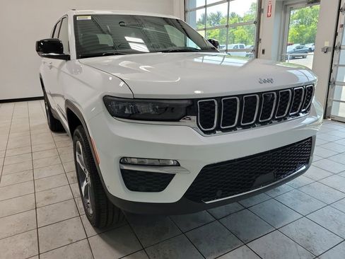 New 2025 Jeep Grand Cherokee Limited w/ Luxury Tech Group II image 34