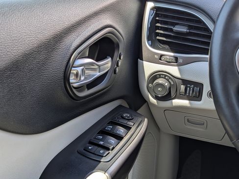 Used 2019 Jeep Cherokee Limited w/ Luxury Group image 24