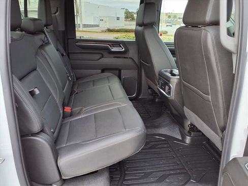 Used 2025 GMC Sierra 2500 SLT w/ SLT Convenience Package image 17