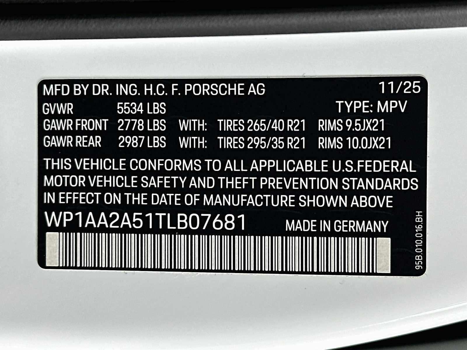 Certified 2026 Porsche Macan AWD/4WD image 33