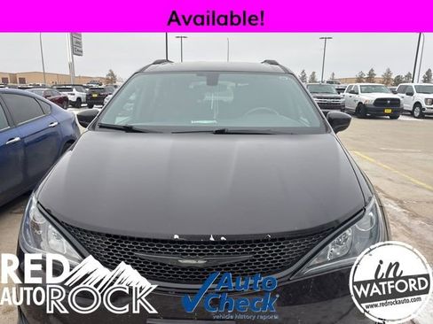 Used 2018 Chrysler Pacifica Touring-L w/ Premium Audio Group image 6