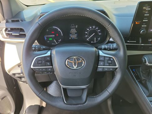 Used 2021 Toyota Sienna XLE AWD/4WD image 31