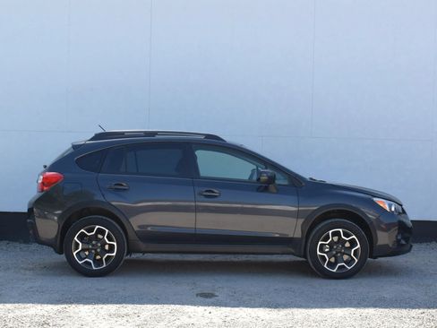 Used 2014 Subaru Crosstrek 2.0i Premium w/ Moonroof Package AWD/4WD image 8