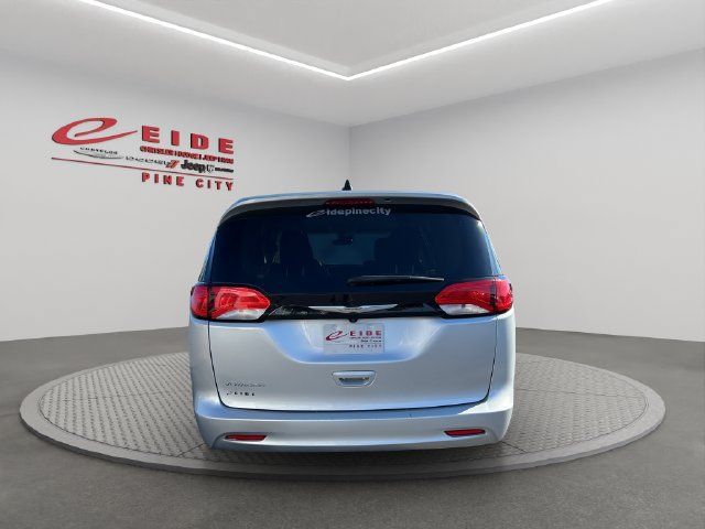 Used 2023 Chrysler Voyager LX FWD image 9