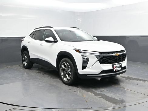 Used 2025 Chevrolet Trax LT FWD image 6