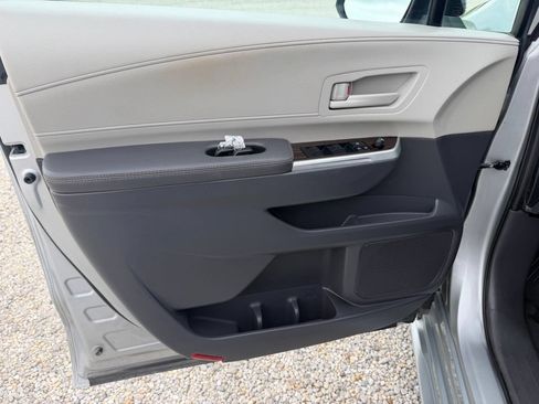 Used 2022 Toyota Sienna LE AWD/4WD image 9