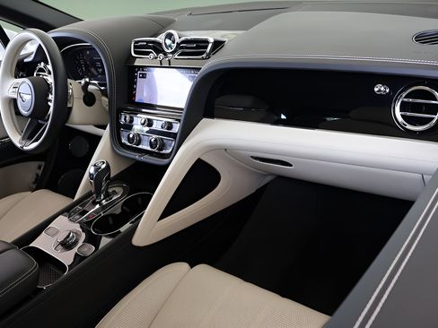 Used 2024 Bentley Bentayga AWD/4WD image 2
