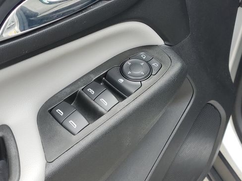 Used 2021 Chevrolet Equinox LS w/ LS Convenience Package image 21