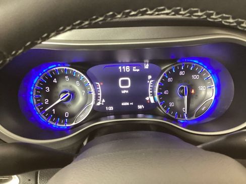 Used 2024 Chrysler Pacifica Touring-L FWD image 21