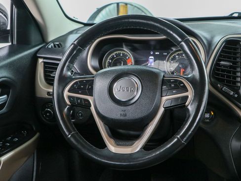 Used 2018 Jeep Cherokee Limited FWD image 12