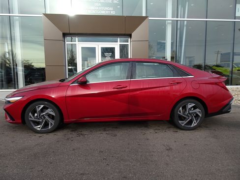 New 2025 Hyundai Elantra SEL image 2