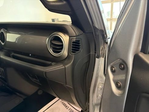 Used 2020 Jeep Wrangler Unlimited Sahara AWD/4WD image 31