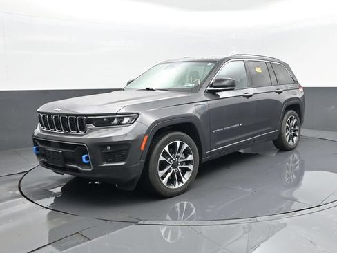 Used 2022 Jeep Grand Cherokee Overland w/ Luxury Tech Group IV AWD/4WD image 26