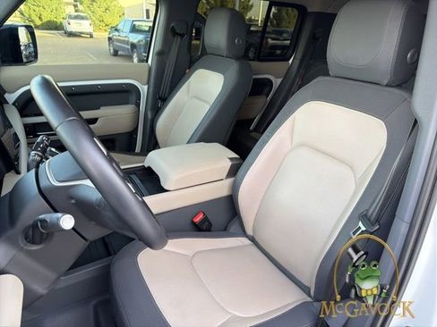 Used 2024 Land Rover Defender 130 X-Dynamic SE image 9