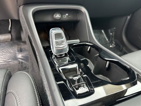 Certified 2024 Volvo XC40 B5 Ultimate w/ Protection Package Premier image 12