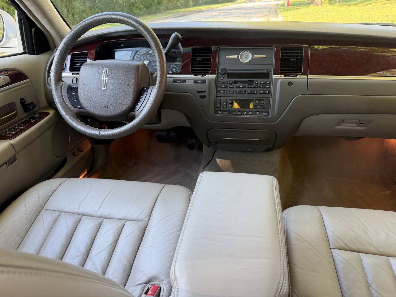 Used 2005 Lincoln Town Car Signature RWD image 15