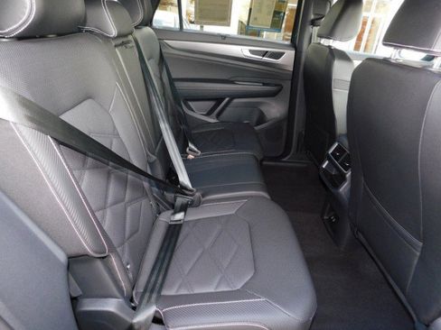 Used 2025 Volkswagen Atlas Cross Sport SE image 19