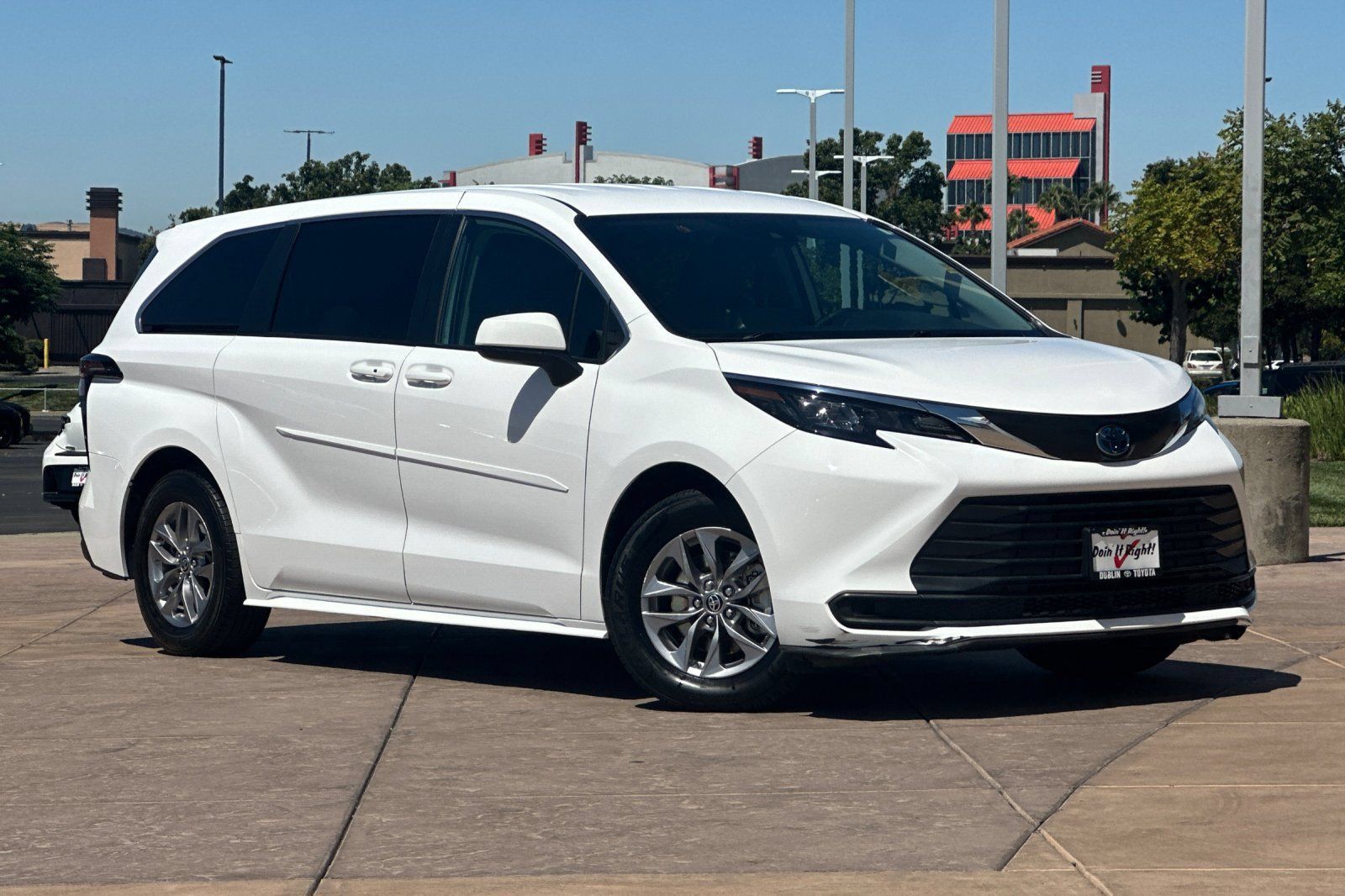 Certified 2024 Toyota Sienna LE AWD/4WD image 2