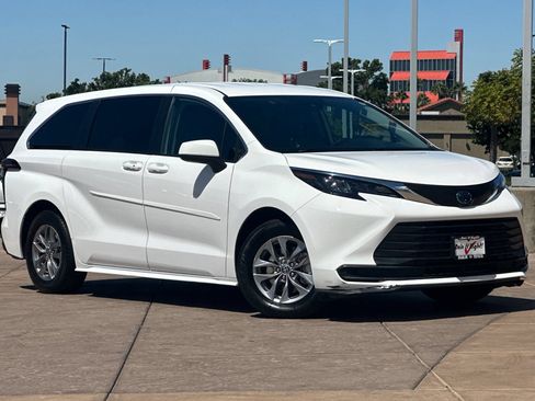 Certified 2024 Toyota Sienna LE AWD/4WD image 2