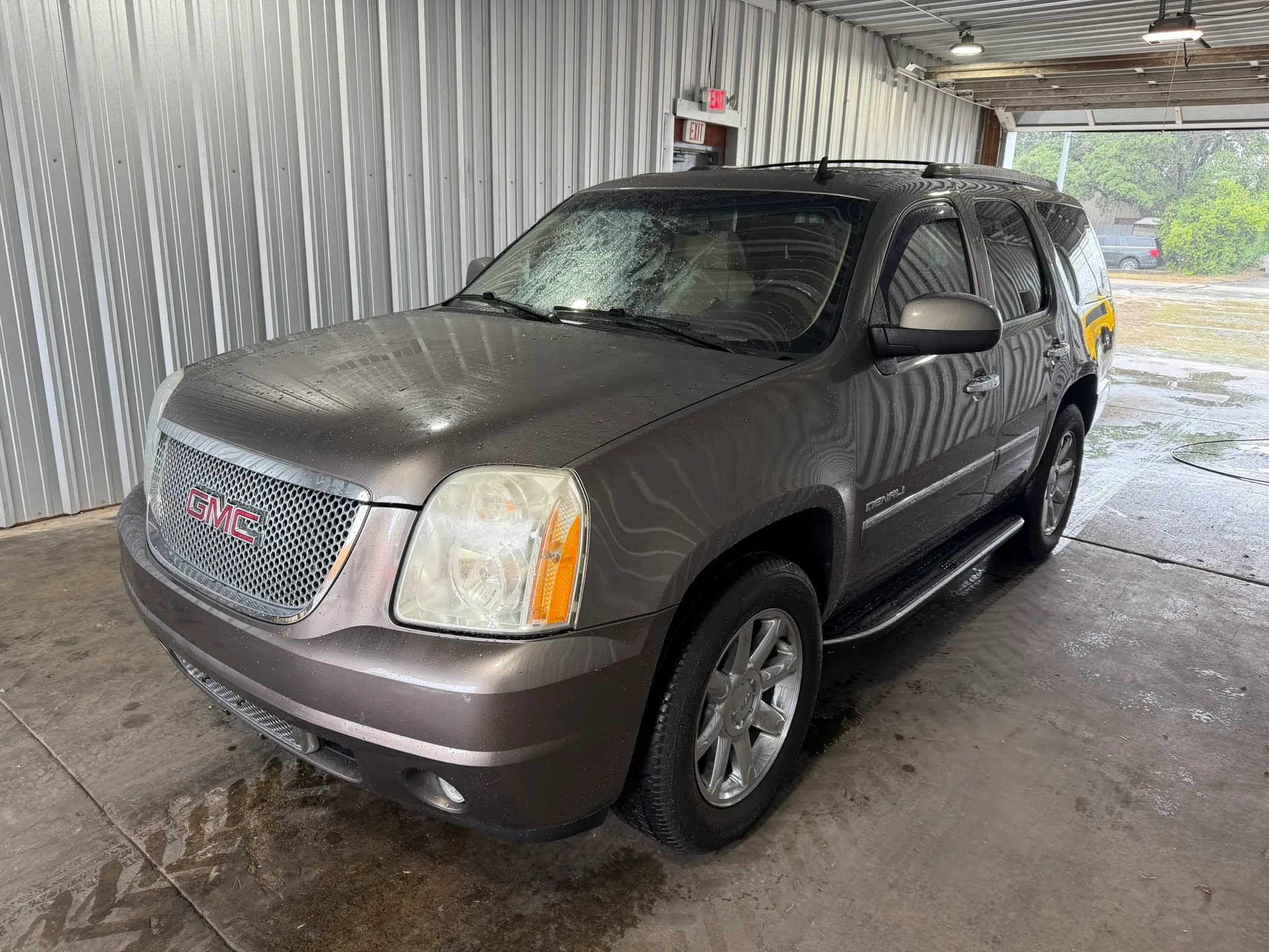 Used 2014 GMC Yukon Denali AWD/4WD image 1