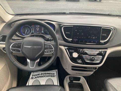 Used 2024 Chrysler Pacifica Touring-L FWD image 20