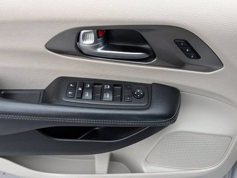 Used 2023 Chrysler Pacifica Touring-L FWD image 18
