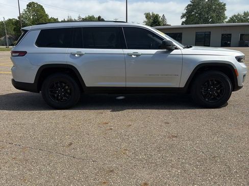 Used 2022 Jeep Grand Cherokee L Laredo w/ Luxury Tech Group I AWD/4WD image 4