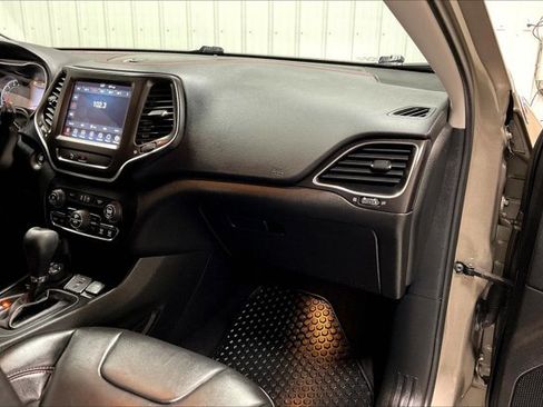 Used 2020 Jeep Cherokee Trailhawk w/ Cold Weather Group image 16