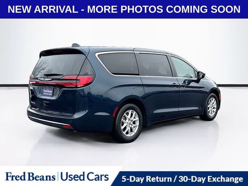 Used 2023 Chrysler Pacifica Touring-L image 8