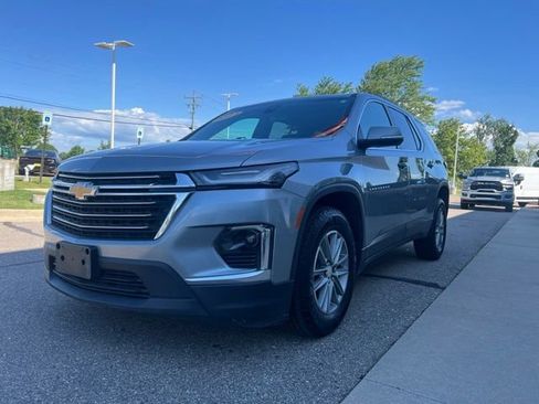 Used 2023 Chevrolet Traverse LT FWD image 2