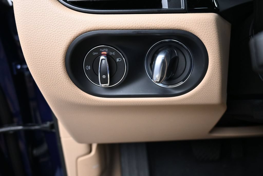 Certified 2025 Porsche Macan AWD/4WD image 24