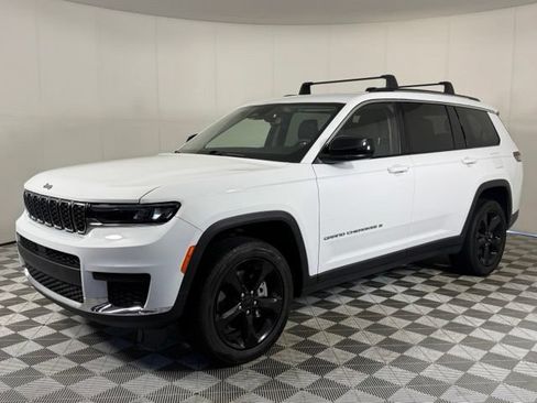 Used 2023 Jeep Grand Cherokee L Laredo RWD image 2