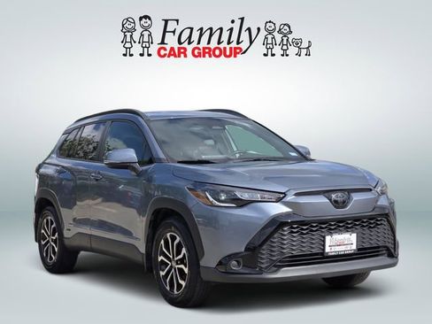 Used 2023 Toyota Corolla Cross SE w/ Moonroof Package image 2