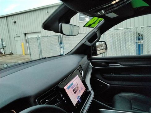 Used 2024 Jeep Wagoneer L Series II image 24