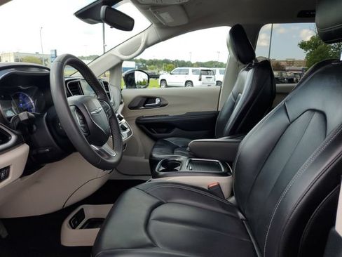 Used 2024 Chrysler Pacifica Limited FWD image 9