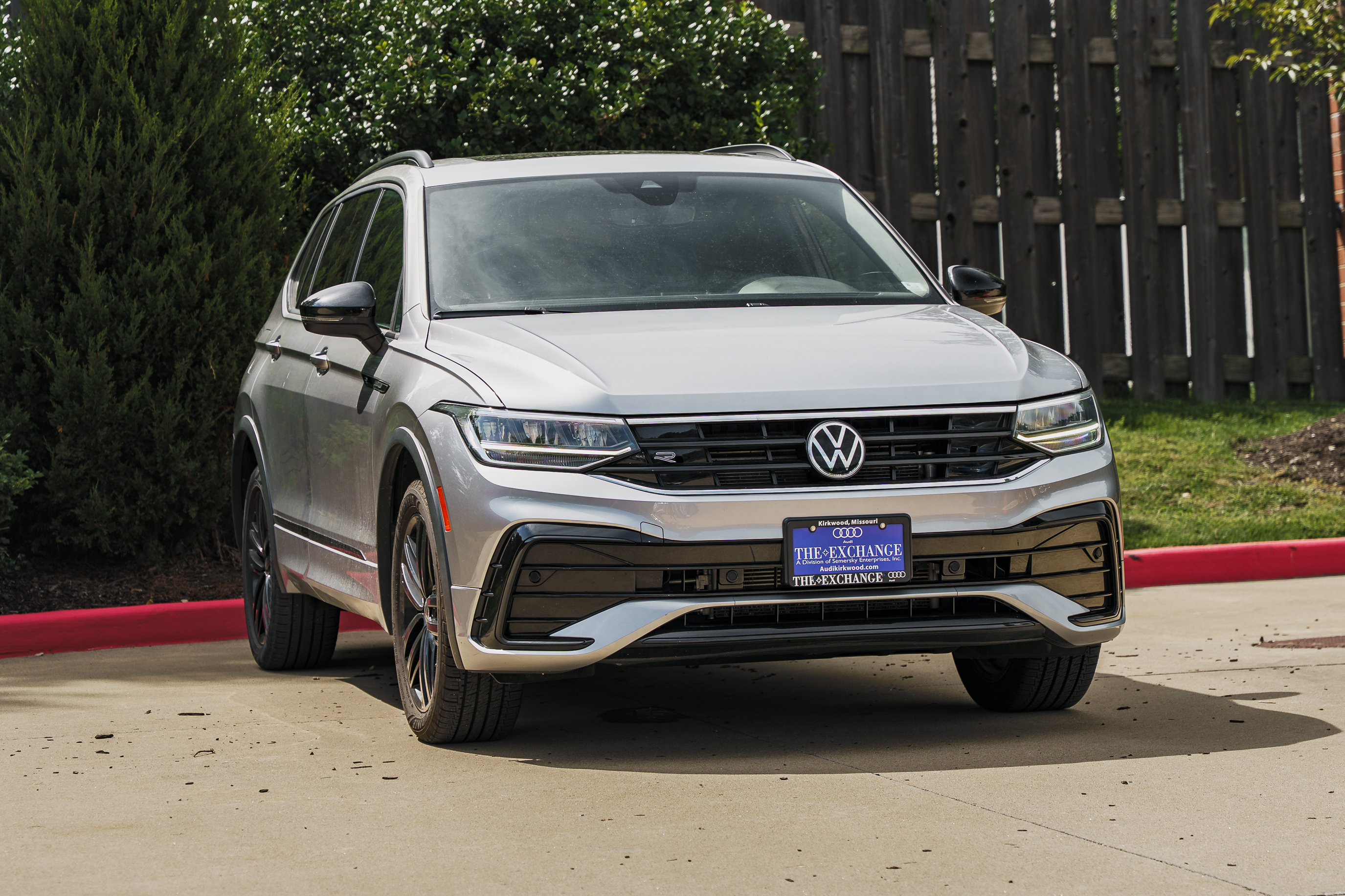 Used 2022 Volkswagen Tiguan SE R-Line AWD/4WD image 2