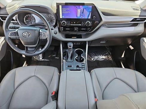 Used 2023 Toyota Highlander XLE FWD image 18