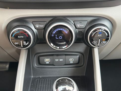 Used 2025 Hyundai Venue SEL FWD image 16