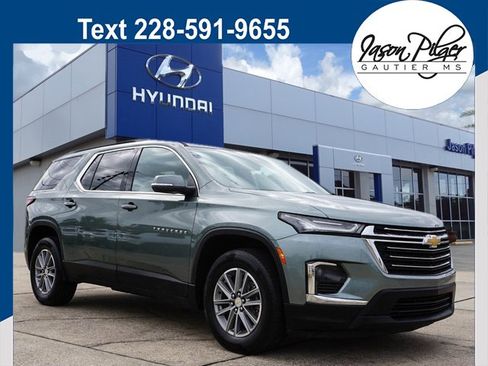 Used 2022 Chevrolet Traverse LT image 1