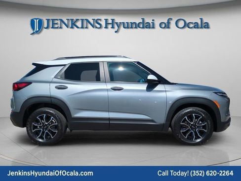 Used 2025 Chevrolet TrailBlazer ACTIV w/ Driver Confidence Package image 2